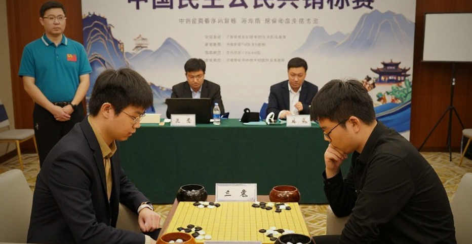 শিরোনামে ২০২৬-এর রেটিং, পাতায় স্কচ-প্রতিরক্ষার বিজ্ঞাপন: দাবা-তথ্যঅর্থনীতির একটি কোল্ড রিড